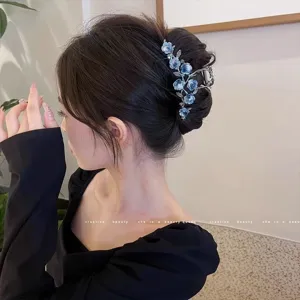 Elegante rauchgraue Kamelien Haarklammer aus Metall, französisches Design für stilvolle Frisuren.