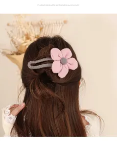 Pluche bloem haarspeld voor vrouwen, zoete roze en grijze haarclip voor dagelijks gebruik.