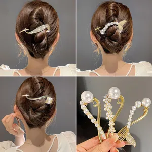Vista detallada de elegantes pinzas para el cabello con perlas y diamantes de imitación.