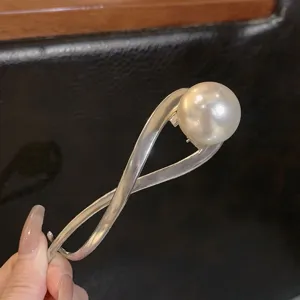 Elegante pinza de pelo plateada con perla grande, ideal para peinados elegantes y uso diario.