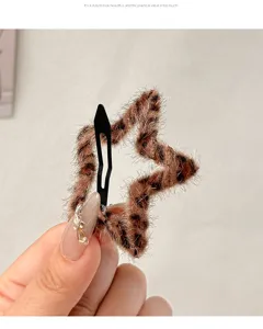 Pince à cheveux étoile en peluche léopard, joli clip moelleux pour coiffure élégante.