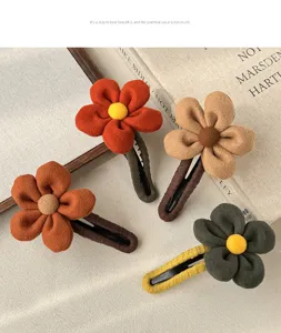 Gedetailleerd overzicht van schattige pluche bloemhaarspelden, zachte stoffen haarklemmen.