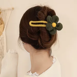 Groene pluche bloem haarclip voor vrouwen, elegante achterkant opgestoken haar zicht.