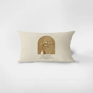 Gros plan détaillé d'un coussin rectangulaire avec imprimé floral et citation inspirante.