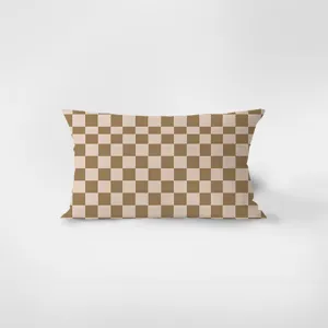 Gros plan d'une housse de coussin rectangulaire à motif à carreaux marron et beige pour le canapé.