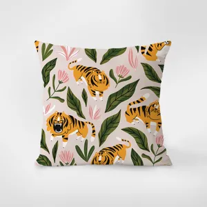 Nahaufnahme des süßen Tiger- und Tropenblumen-Kissenbezugs mit weicher Textur.