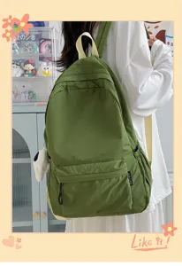 Vue détaillée d'un sac à dos de transport unicolore avec poche avant et bretelles.
