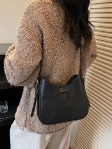 Minimalist black leather shoulder bag for women, stylish hobo crossbody bag for daily wear.