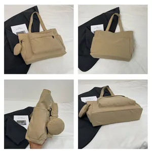 Vista detallada del bolso shopper de lona beige con bolsillo frontal y mini monedero.