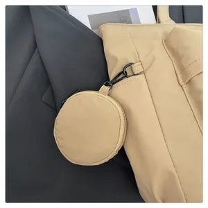 Bolso tote caqui informal con monedero redondo desmontable, detalle de elegante bolso de hombro