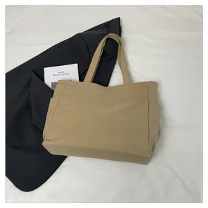 Bolso shopper beige minimalista de gran capacidad, bolso de hombro casual con bolsillos.