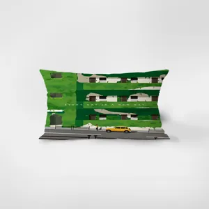 Vista dettagliata del cuscino artistico in velluto verde con design di edificio.