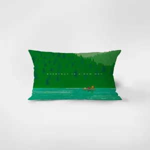 Vista dettagliata del cuscino decorativo rettangolare in velluto verde con stampa foresta.