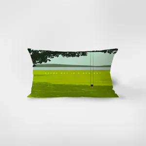 Dettaglio di cuscino rettangolare in velluto verde con stampa di paesaggio forestale.
