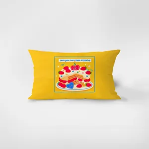 Vue détaillée du coussin décoratif en velours jaune avec un joli motif de gâteau aux fraises.