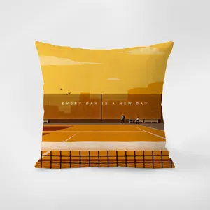 Vue détaillée d'un coussin jaune nordique avec illustration de court de tennis au coucher du soleil.