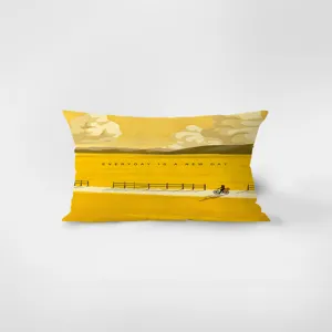 Detalle de cojín rectangular amarillo estilo nórdico, terciopelo suave con texto inspirador.