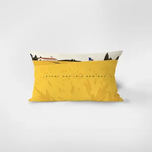 Detalle de cojín rectangular de terciopelo con gráfico de paisaje artístico y texto.