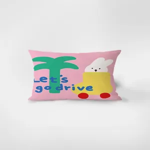 Nahaufnahme des rosa Samtkissens mit süßem Cartoon-Auto und Palmen-Druck im Detail.