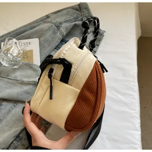 Vue détaillée du mini sac à dos en toile et velours côtelé, design beige et marron avec poignée.