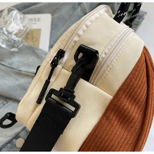 Vue détaillée d'un sac à bandoulière bicolore, toile et velours côtelé, sangle réglable pratique.