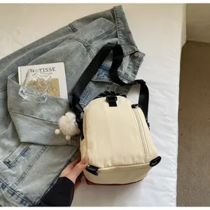 Détails de ce sac à dos en toile crème de style coréen décontracté avec pendentif en peluche.