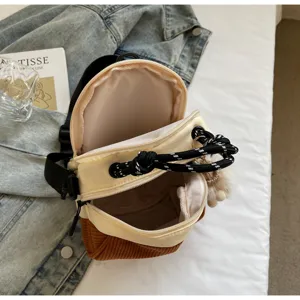 Petit sac à dos décontracté et tendance avec design contrasté, idéal pour les sorties quotidiennes.