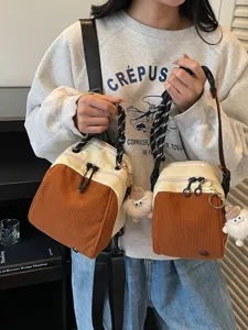 Sac à bandoulière en toile et velours côtelé, sac à main tendance avec charm en peluche.