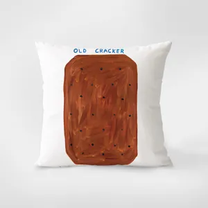 Coussin décoratif artistique avec un design de biscuit peint unique pour une ambiance chaleureuse.