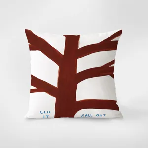 Détail de housse de coussin motif arbre abstrait, coussin déco avec texte bleu.