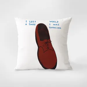 Coussin décoratif artistique décalé, coussin en peluche blanche avec illustration de chaussure.
