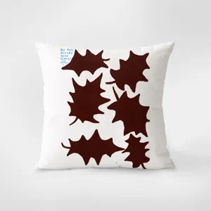 Coussin decoratif elegant avec de superbes motifs de feuilles marron et texte.
