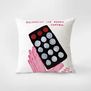 Housse de coussin imprimée télécommande artistique, tissu blanc doux, déco intérieure.