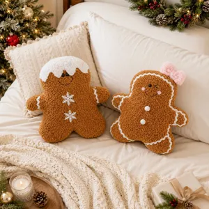 Gemütliches Lebkuchenmann Plüschkissen Set für weihnachtliche Sofa Dekoration Detail Ansicht.