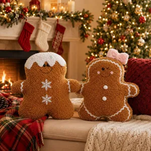 Detaillierte Nahaufnahme von kuscheligen Weihnachts-Lebkuchenmann-Plüschkissen auf dem Sofa.