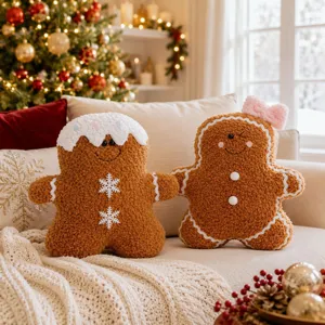 Detailaufnahme von süßem Lebkuchenmann Plüschkissen, gemütliche Weihnachtsdeko und Kissen.