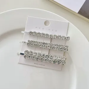 Primo piano forcina strass scintillante, dettaglio fermaglio capelli cristallo argento.