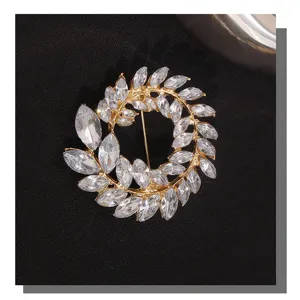 Λεπτομέρεια καρφίτσας στεφάνι σίτου από κρύσταλλο, κομψή χρυσή περόνη για γυναικείο σακάκι.