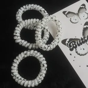 Elastici per capelli a spirale trasparenti con stelle nere, fermacoda carino e pratico.
