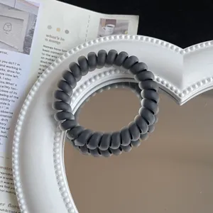 Zwarte matte telefoondraad haarband detail, toont matte textuur en hoge elasticiteit.