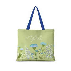 Détail du sac cabas en toile florale, avec de jolies fleurs aquarelles et motif imprimé.