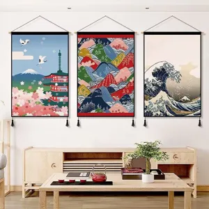 Détail de tapisserie ukiyo-e japonaise montrant des motifs traditionnels de vagues et montagnes.