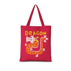 Détail du sac cabas en toile rouge, avec un joli motif graphique de petit dragon.