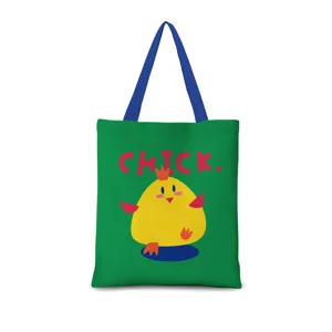 Détail de sac cabas en toile verte avec un motif de poussin jaune mignon et un lettrage.