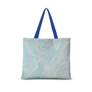 Vue détaillée du sac cabas en toile avec motif marbre artistique et anses bleues résistantes.