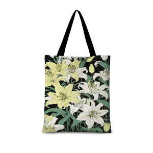 Détail de sac cabas en toile avec impression botanique de lys et élégant motif floral.