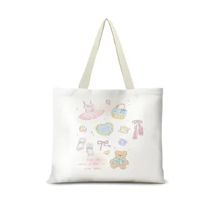 Gros plan sur le sac cabas en toile crème avec illustration mignonne et texte doux.