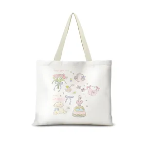 Gros plan de sac cabas en toile blanche avec de jolies illustrations dessinées.