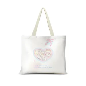 Gros plan sur les details de l'illustration de lapin mignon avec cœur sur le sac en toile blanche.