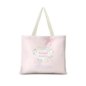 Vue détaillée du sac cabas en toile à motif de chat mignon avec un design de cœur.